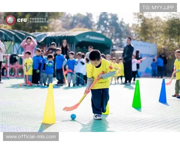 幼儿软式曲棍球小将挥杆传球，家长掌声不断